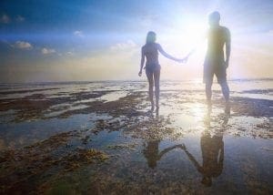 hawaii honeymoon couple walking on beach